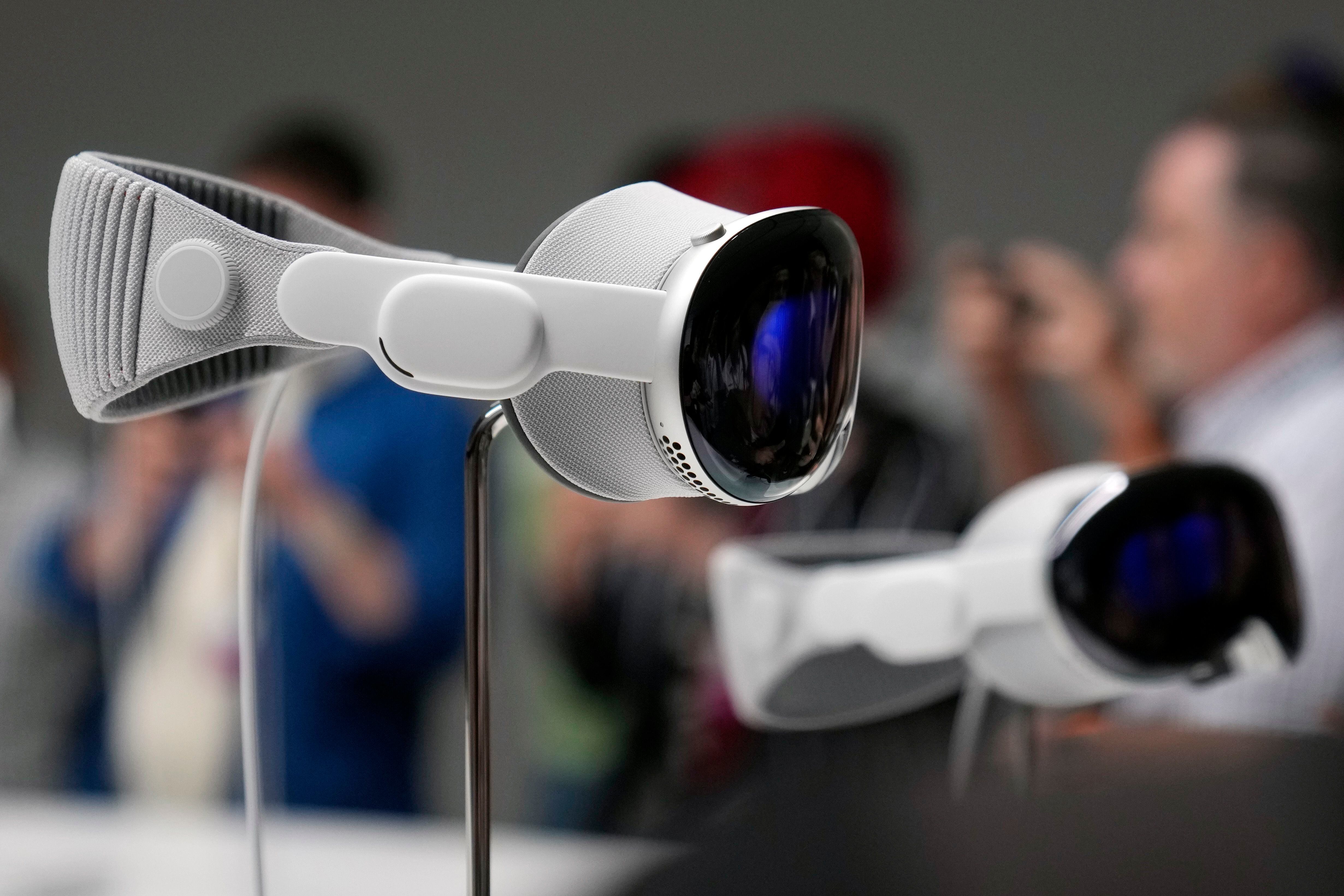 Apple habría cancelado sus planes de fabricar una versión de bajo costo de los lentes Vision Pro. (AP Foto/Jeff Chiu)