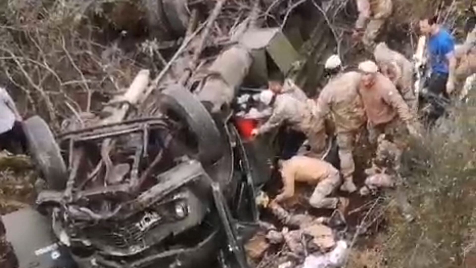 Un camión del Ejército desbarrancó y cayó al vacío en San Martín de los Andes: múltiples heridos