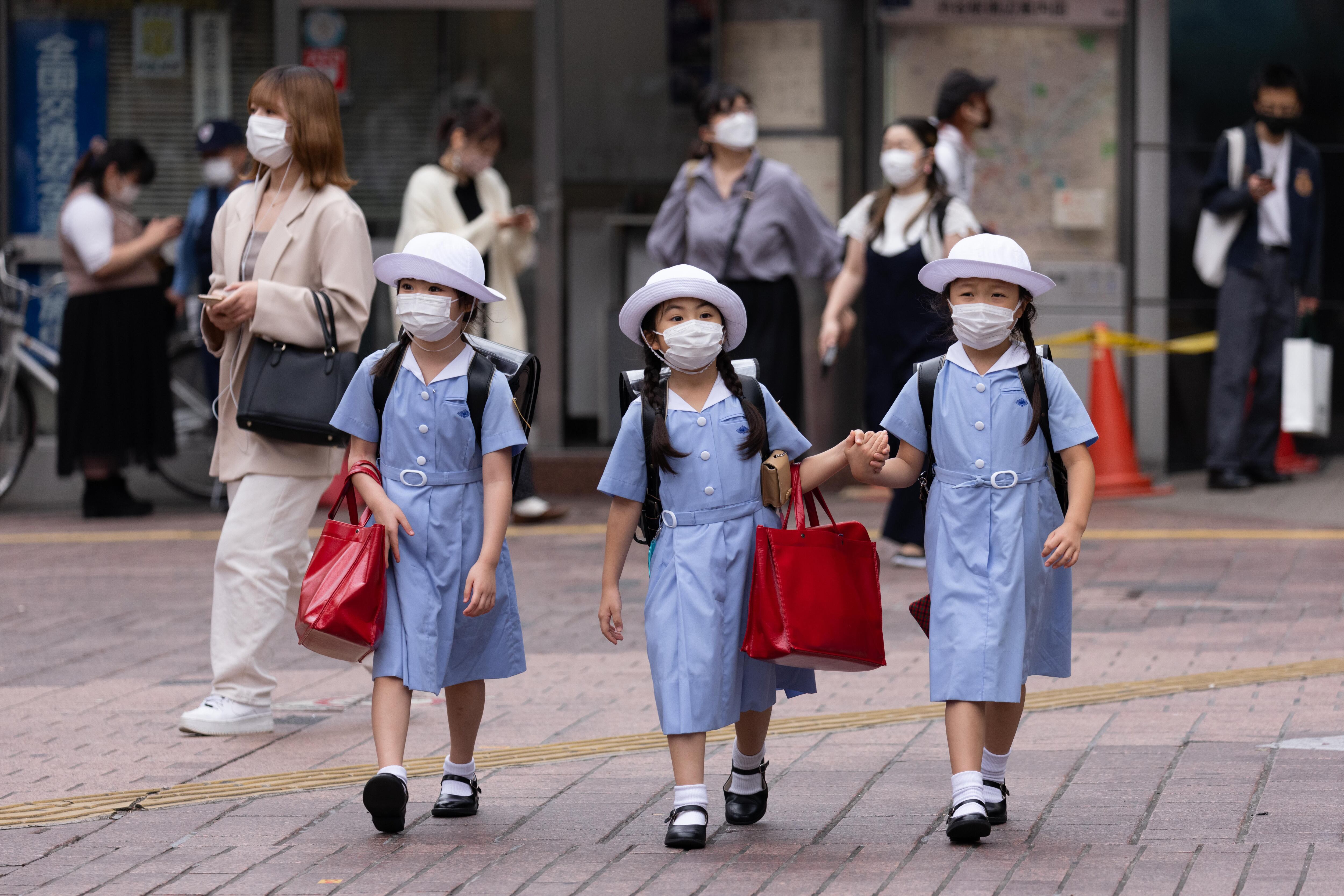 Niñas con mascarillas como medida preventiva contra la propagación del COVID-19 caminan por las calles de Shibuya, en Tokio, Japón. Europa Press/Contacto/Stanislav Kogiku/Archivo