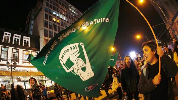 Más de 50.000 mujeres se manifestaron en Chile por el aborto legal (Reuters)
