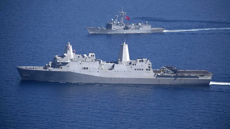 El buque USS Arlington