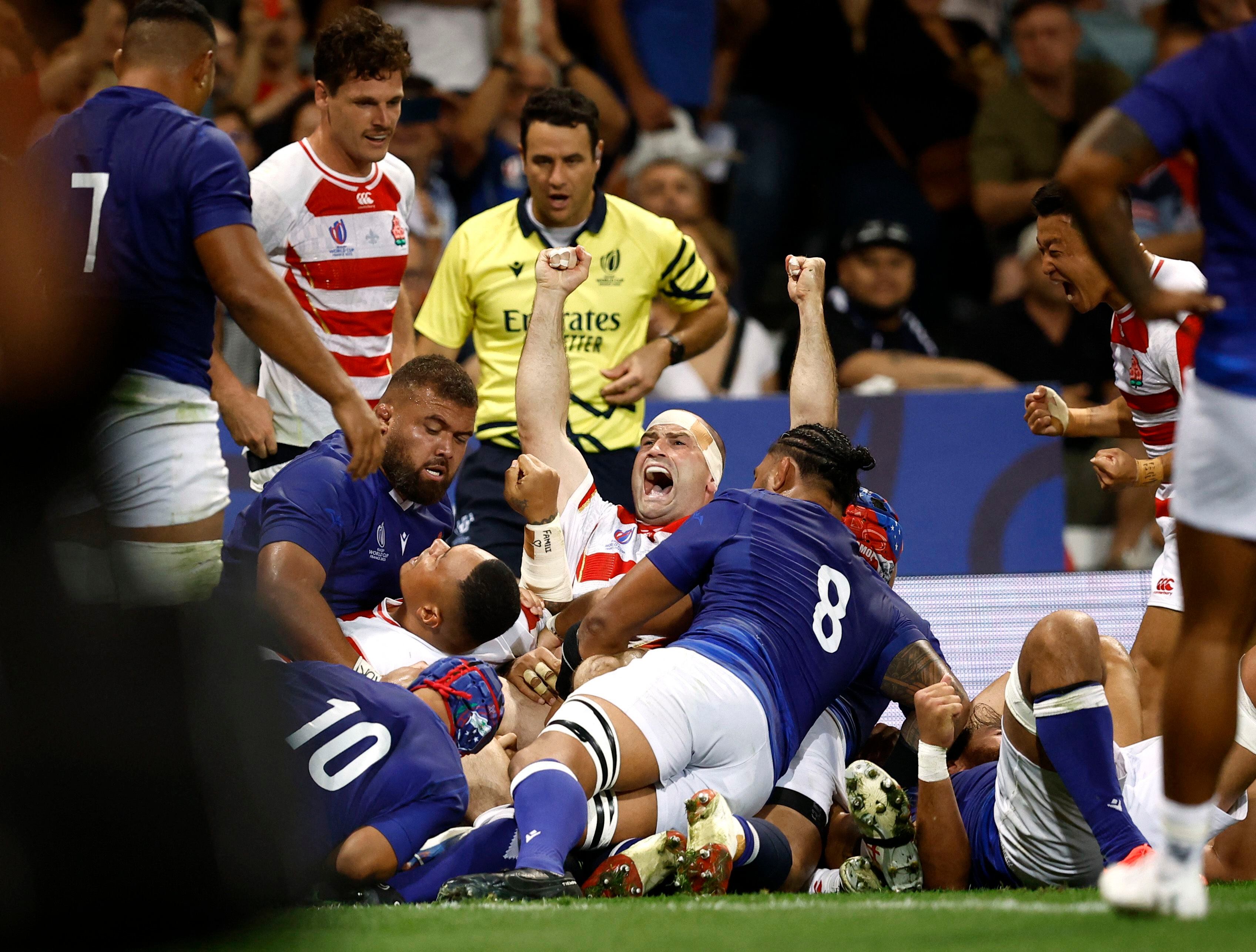 Samoa luchó con un jugador menos durante más de la mitad del segundo tiempo y no pudo romper el orden defensivo de Japón (Foto: Reuters)