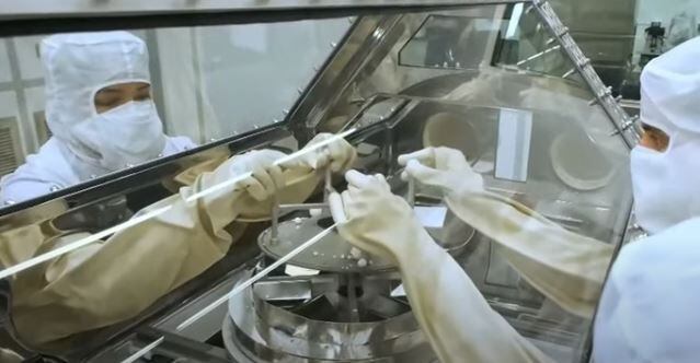 Los técnicos y científicos desarrollaron los compartimientos especiales para no contaminar las muestras del asteroide (NASA)