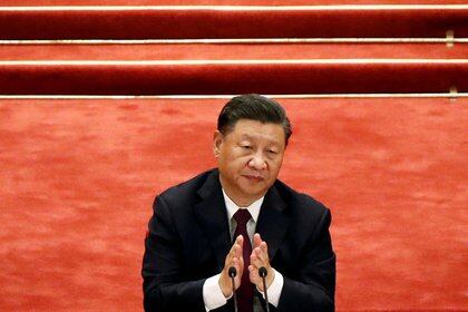 El presidente de China, Xi Jinping, aplaudiendo durante una reunión en el Gran Salón del Pueblo en Beijing, el 8 de septiembre, 2020 (REUTERS/Carlos Garcia Rawlins/Archivo)