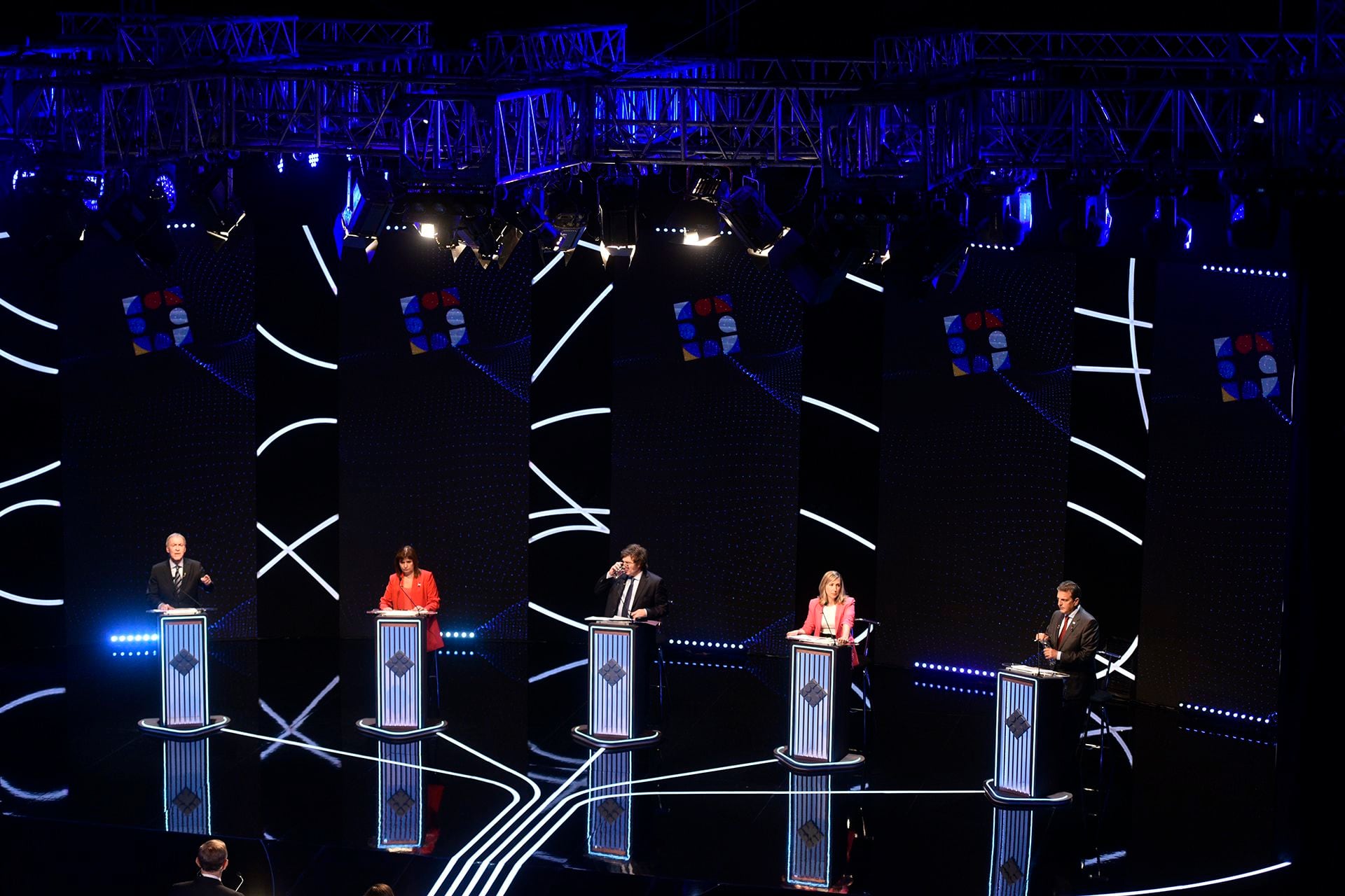 Sergio Massa, Patricia Bullrich, Javier Milei, Juan Scharetti y Myriam Bregman en el debate de anoche en la Facultad de Derecho (Crédito: Adrian Escandar)
