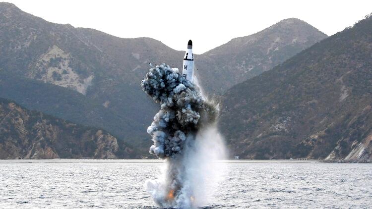 Un misil Pukkuksong-1, con capacidad nuclear, es disparado por un submarino norcoreano durante un ensayo de 2016 (Reuters)