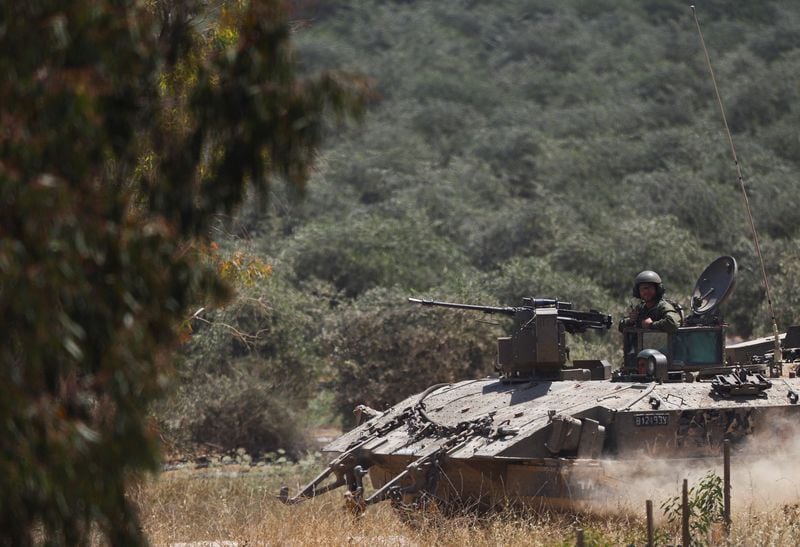 Soldados israelíes sentados en un vehículo militar cerca de la frontera de Israel con Gaza (REUTERS/Hannah McKay/Archivo)
