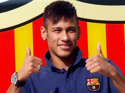 Neymar fue presentado como jugador del Barcelona en junio de 2013 y en el verano de 2016 cobró una prima por renovar su contrato (REUTERS)
