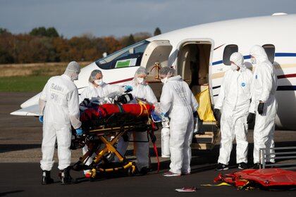La Unión Europea anuncia que financiará las transferencias de pacientes en un intento por evitar el colapso del hospital (Reuters)