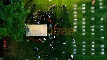 La ceremonia en el cementerio desde el drone de Infobae