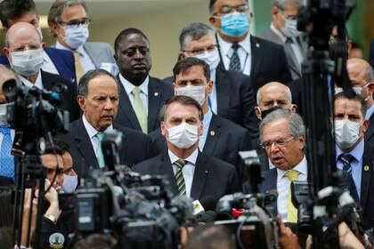 Presidente de Brasil, Jair Bolsonaro usando una mascarilla mientras habla con periodistas luego de una reunión con el presidente del Supremo Tribunal Federal, José Antonio Dias Toffoli, en medio de la pandemia de COVID-19, la enfermedad respiratoria causada por el coronavirus, en Brasilia, Brasil.