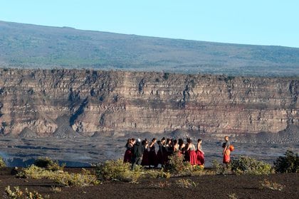 Un grupo de nativos hawaianos cerca de la caldera colapasada del Kilauea en una foto tomada el año pasado. (AP /Caleb Jones, archivo)