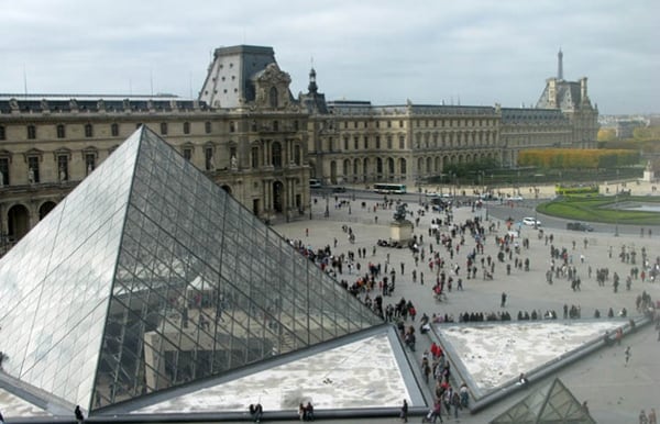La famosa pirámide del Louvre