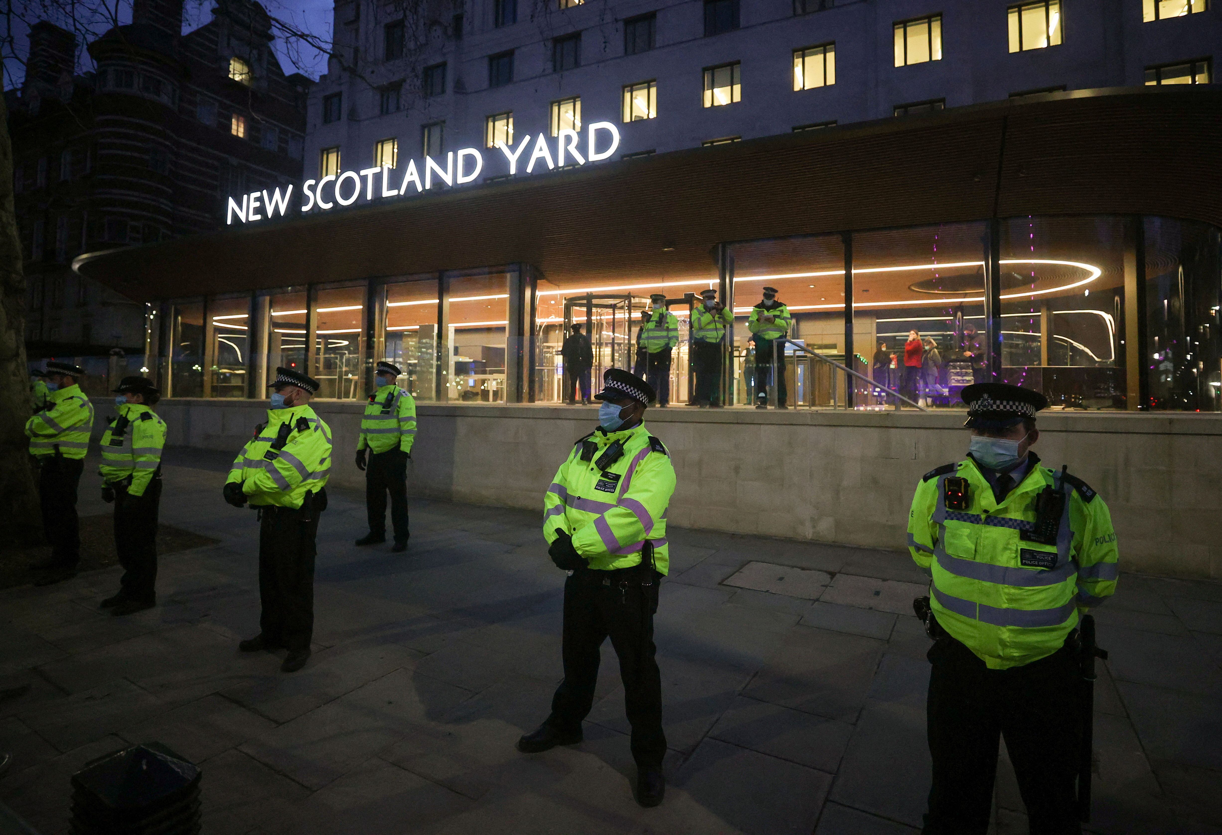 Agentes de policía montan guardia en New Scotland Yard durante una protesta, tras el secuestro y asesinato de Sarah Everard, en Londres, Gran Bretaña 15 de marzo 2021. REUTERS/Hannah McKay/Archivo