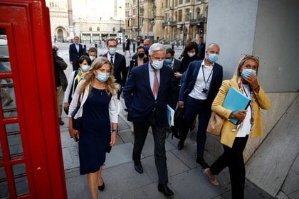 El jefe negociador de la UE, Michael Barnier, abandona la reunión en el centro de Londres donde su homólogo británico anunció que no cumpliría con un acuerdo ya firmado.