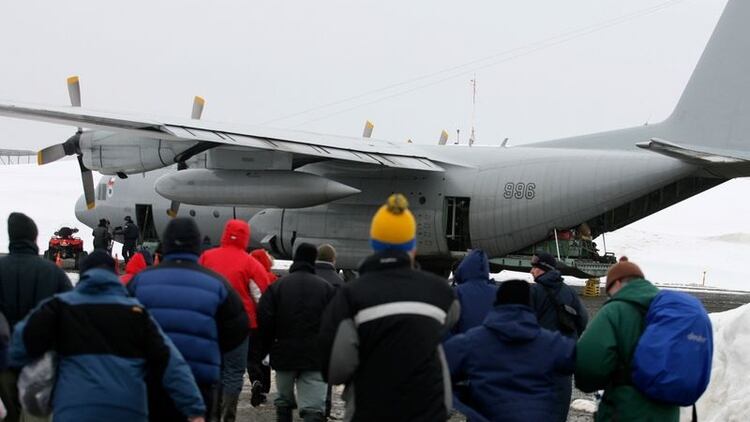 Imagen de archivo de un C130 Hércules de la Fuerza Aérea de Chile evacuando a decenas de pasajeros del crucero M/S Explorer, que colisionó con el hielo en la isla Rey Jorge de la Antártida el 24 de noviembre de 2007 (Reuters/ Ivan Alvarado)