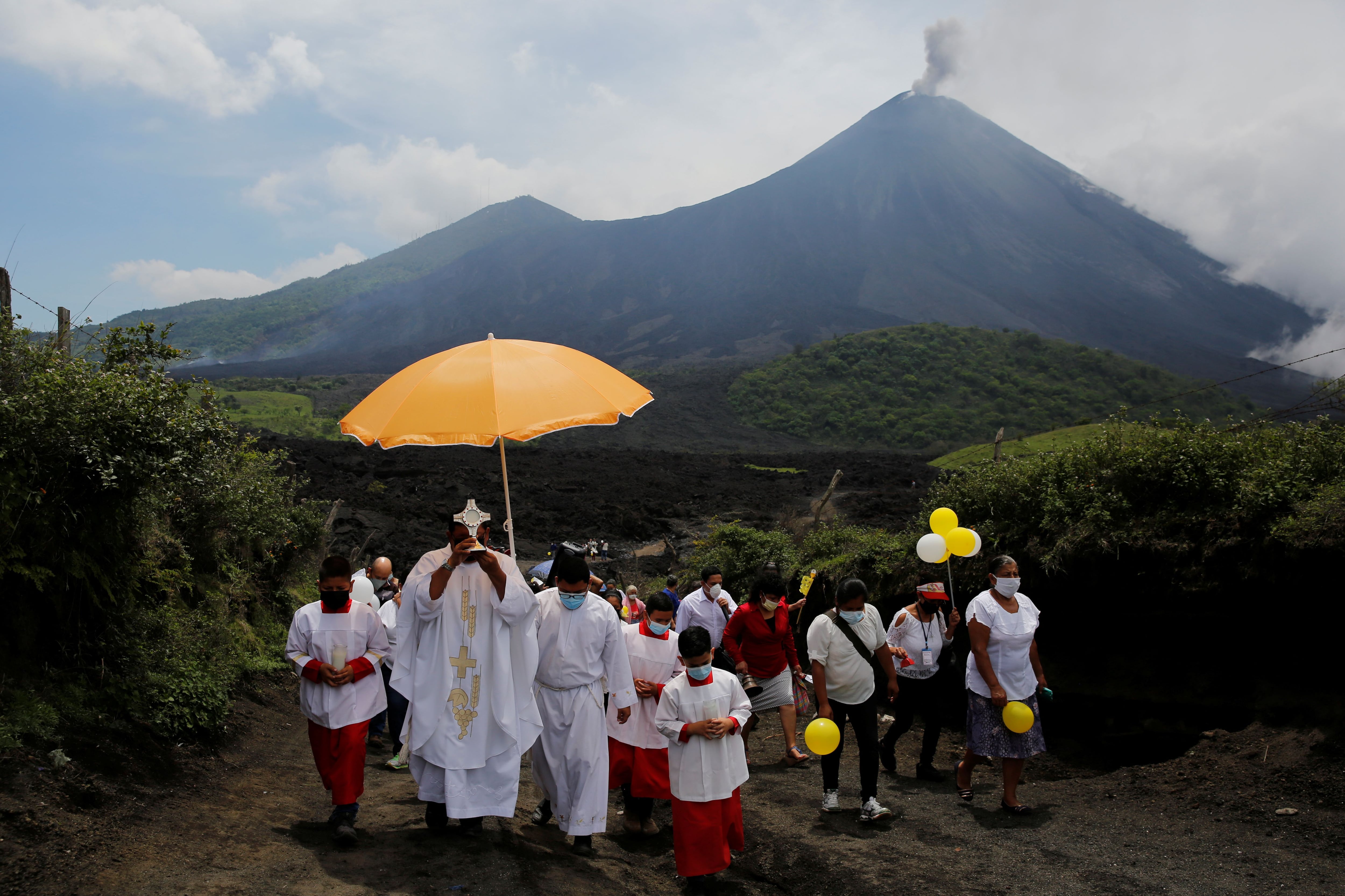 Un grupo de oración llamado 'Cenaculos' participa durante una procesión de agradecimiento por el fin de la actividad volcánica Pacaya en El Rodeo en la región de Escuintla, Guatemala, 22 de mayo de 2021. (REUTERS/Luis Echeverria)