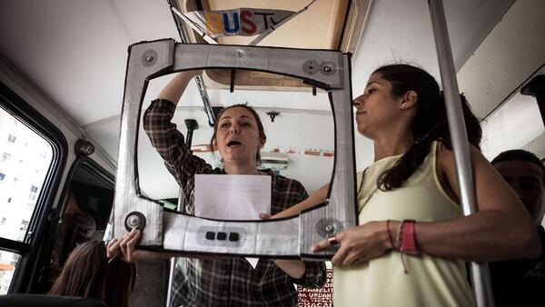 Bus TV, una iniciativa en la que los periodistas suben al transporte público a contar las noticias (fotos: Guillermo Suárez)