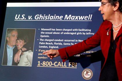 La fiscal de distrito Audrey Strauss muestra la acusación contra Ghislaine Maxwell, que aparece en la foto junto a Jeffrey Epstein. Foto: REUTERS/Lucas Jackson