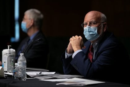 FOTO DE ARCHIVO: El director de los CDC, el Dr. Robert Redfield, observa el Capitolio de Washington mientras testifica el 2 de julio de 2020 en una audiencia del Senado de los EEUU sobre la fabricación de una vacuna contra el coronavirus. Graeme Jennings/REUTERS