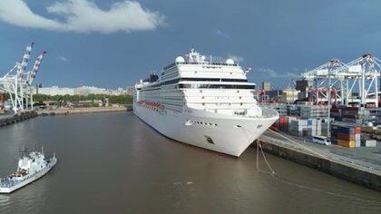 La terminal 3 del Puerto de Buenos Aires es una de las principales bocas de entrada y salida de contenedores y adems alberga a la estacin de pasajeros Benito Quinquela Martn