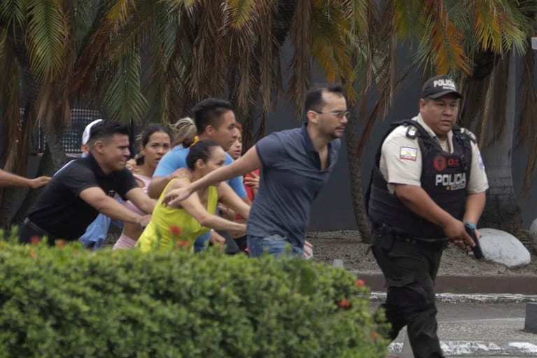 Por qué estalló Ecuador: la guerra de bandas! - Ecuador: Se decreta la disolución de la Asamblea Nacional ✈️ Forum South America