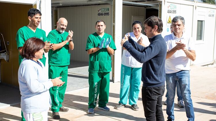 Kicillof junto al intendente de Hurlingham, Juan Zabaleta, durante la recorrida que realizó por los hospitales modulares que se instalaron en ese municipio