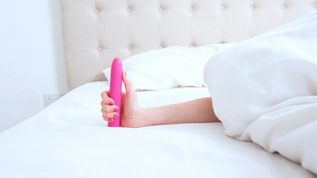 No limpiar correctamente los juguetes sexuales puede causar infecciones y enfermedades graves (Shutterstock)