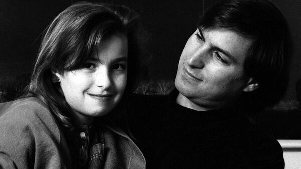 Steve Jobs junto a su hija mayor, Lisa, con quien tuvo una relación difícil