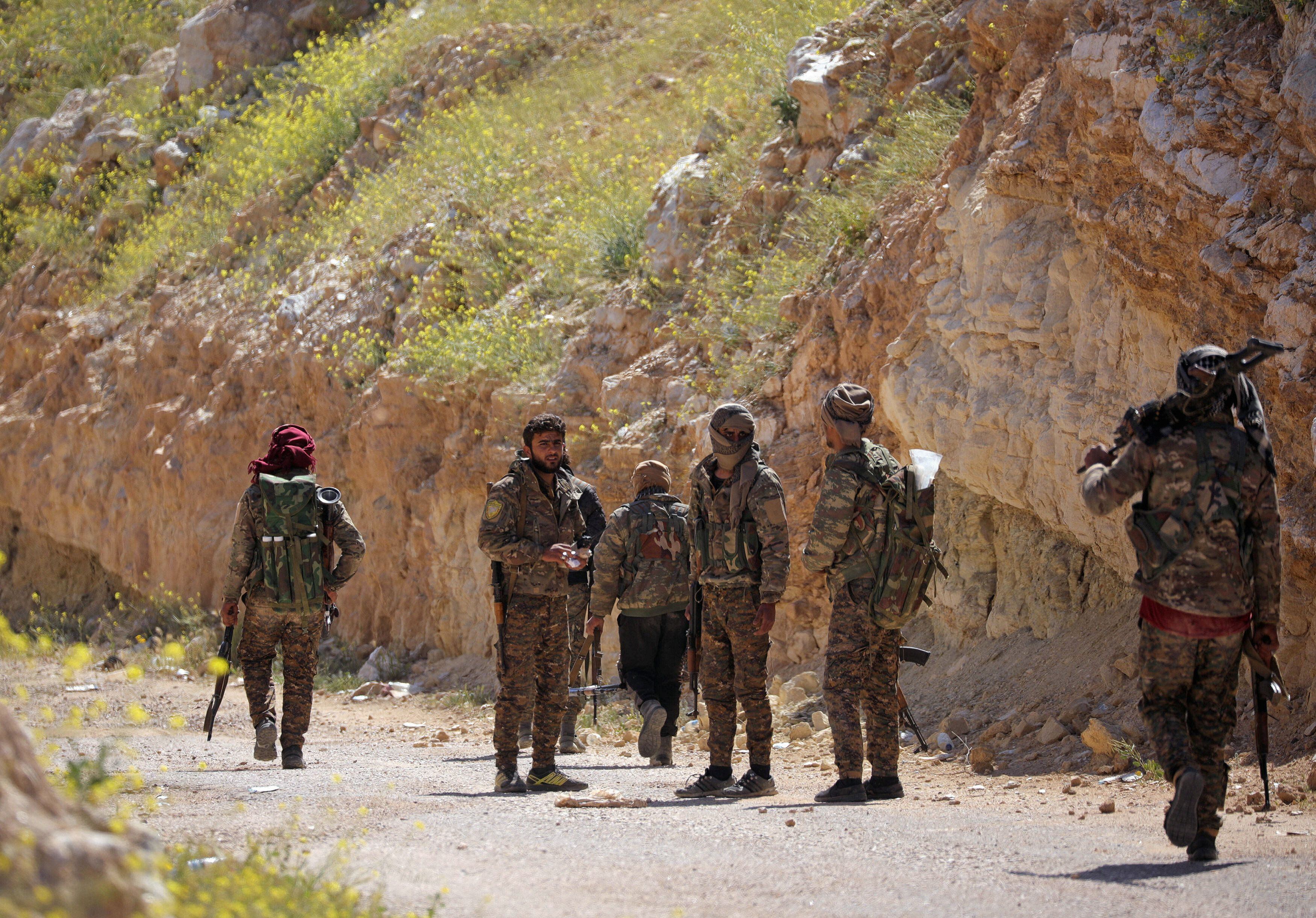 Combatientes kurdos de las SDF durante las operaciones en marzo de 2019 para tomar el último bastión del ISIS en Dier Ezzor (Reuters)