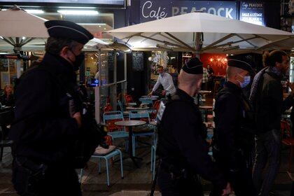 Un oficial patrulla cerca de bares y restaurantes en la ciudad de Lille, donde ciudadanos franceses protestaron contra las nuevas medidas de restricción impuestas por el rebrote de Covid-19. Foto: REUTERS/Pascal Rossignol