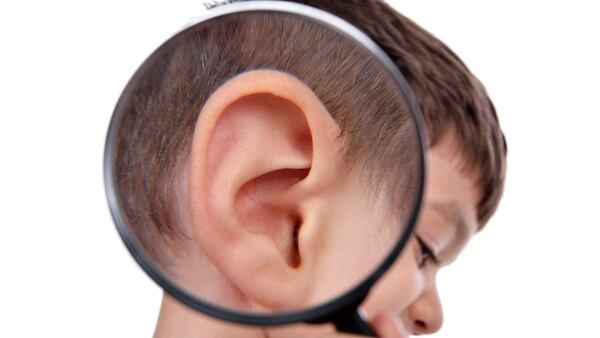 Las orejas en asa o desplegadas hacia adelante son una de las principales consultas en niños y adolescentes (Getty Images)