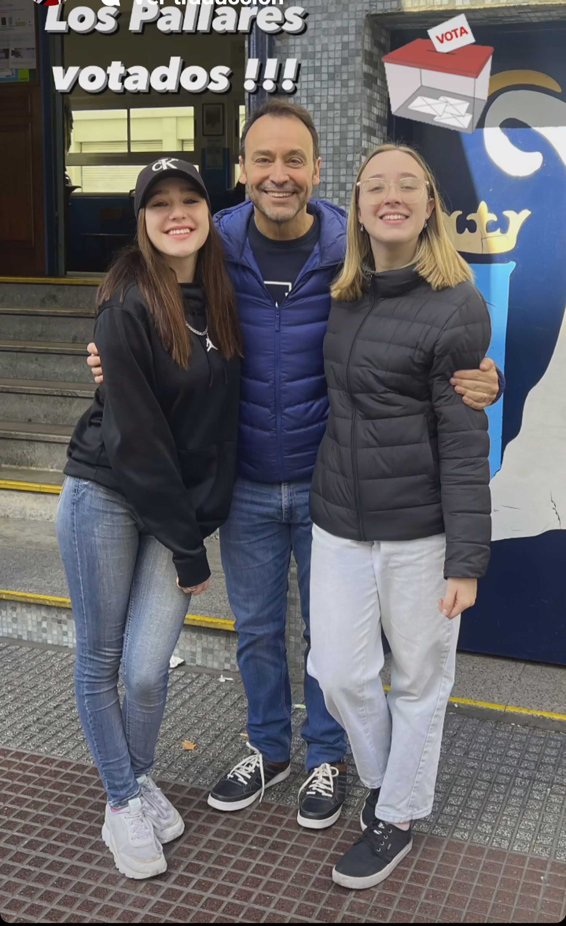 Adrián Pallares fue a votar con sus dos hijas mayores (Instagram)