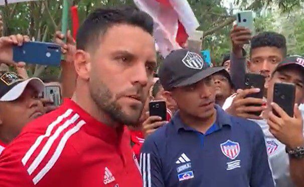 Sebastián Viera hablando con los aficionados, en medio de lágrimas, por su salida del Junior