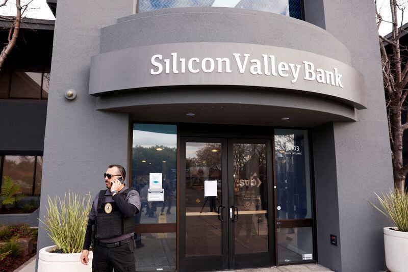 FOTO DE ARCHIVO: Un guardia de seguridad frente a la entrada de la sede del Silicon Valley Bank en Santa Clara, California, Estados Unidos, 13 de marzo de 2023. REUTERS/Brittany Hosea-Small