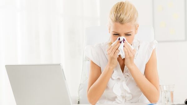 Reprimir el estornudo produce efectos nocivos para la salud (Getty)