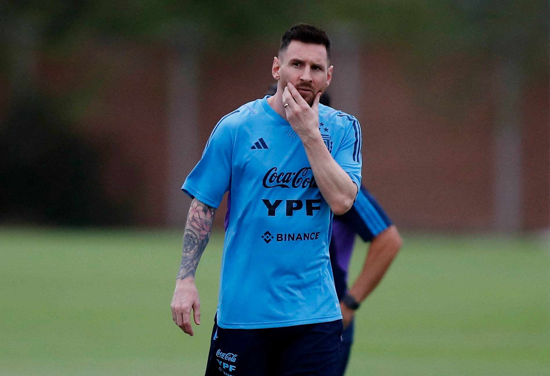 Messi, pensativo en la segunda práctica de Argentina (Foto: Reuters)