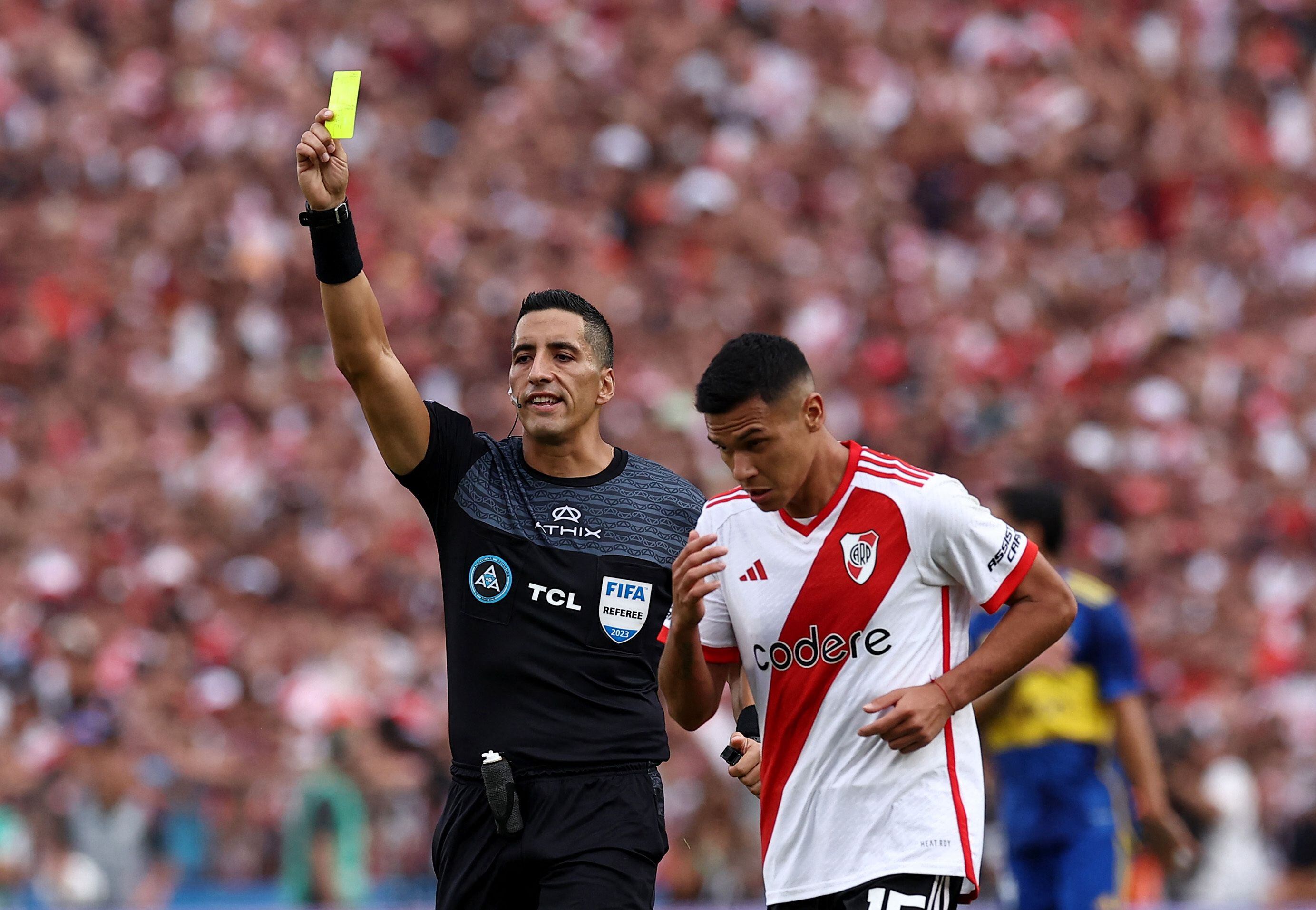 Herrera recibe la amarilla antes de ser reemplazado por una falta sobre Zenón (Foto: Reuters)