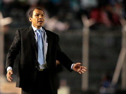 Foto de archivo de José Guadalupe Cruz dirigiendo al Atlante en la Liga de Campeones de la Concacaf 2009. Estadio Azul, Ciudad de México. 22 de abril de 2009.
REUTERS/Henry Romero