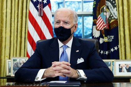 Joe Biden, firmando decretos después de su investidura como el presidente 46 de Estados Unidos