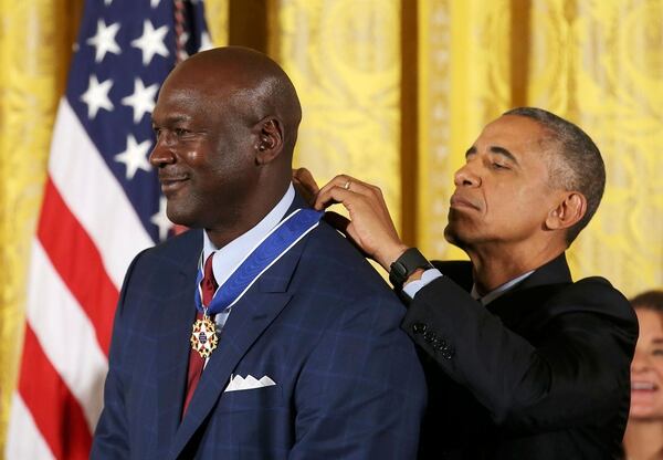 Michael Jordan condecorado por Obama. (Reuters)