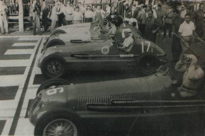 De arriba hacia abajo: Oscar Gálvez (14), Juan Manuel Fangio (11), Liugi Villoresi (17) y Giuseppe Farina (16).