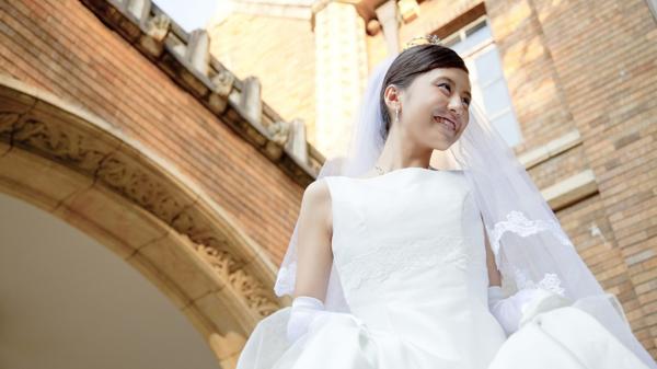 Las mujeres pueden elegir entre el casamiento tradicional nipón o el “occidental”, de blanco (Shutterstock)