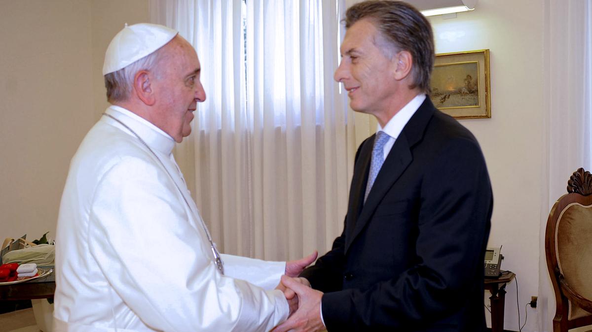 Mauricio Macri y el papa Francisco se saludan en un anterior encuentro en el Vaticano