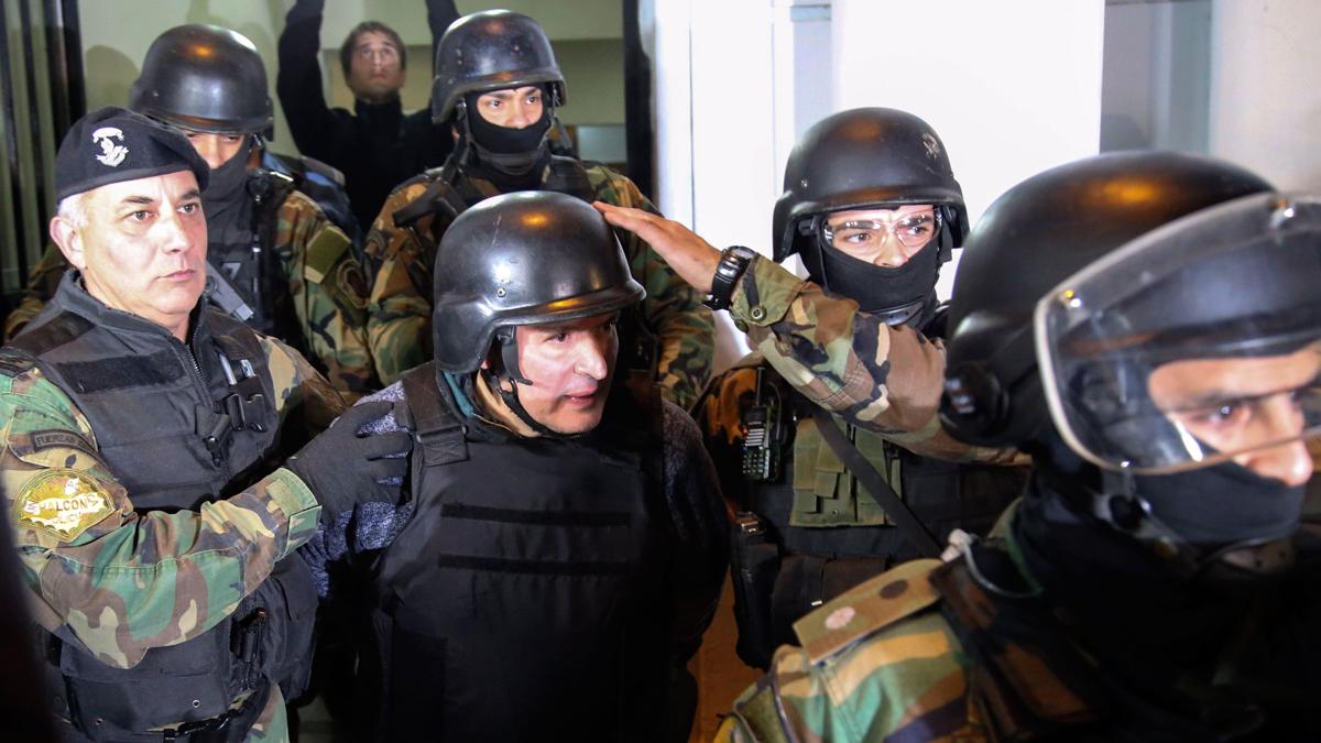 José López custodiado por el Grupo Halcón tras ser detenido (NA)