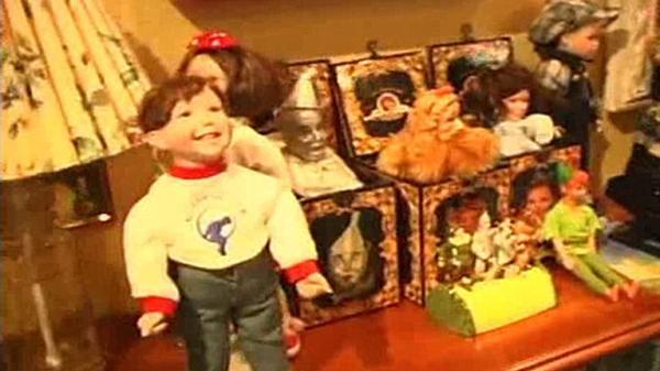 La policía halló decenas de muñecas en la propiedad de Michael Jackson y en el armario secreto del cantante