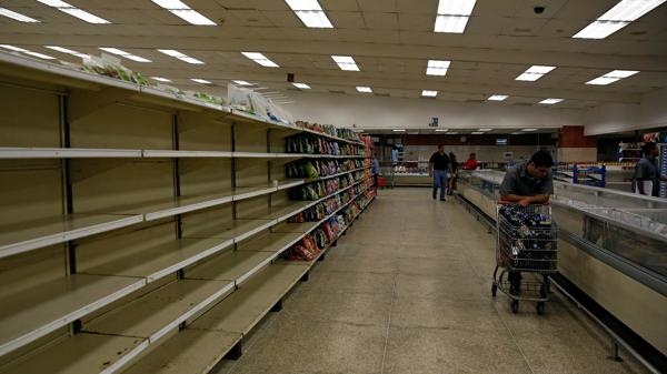 El desabastecimiento en Venezuela es uno de los mayores problemas para Nicolás Maduro. (Reuters)