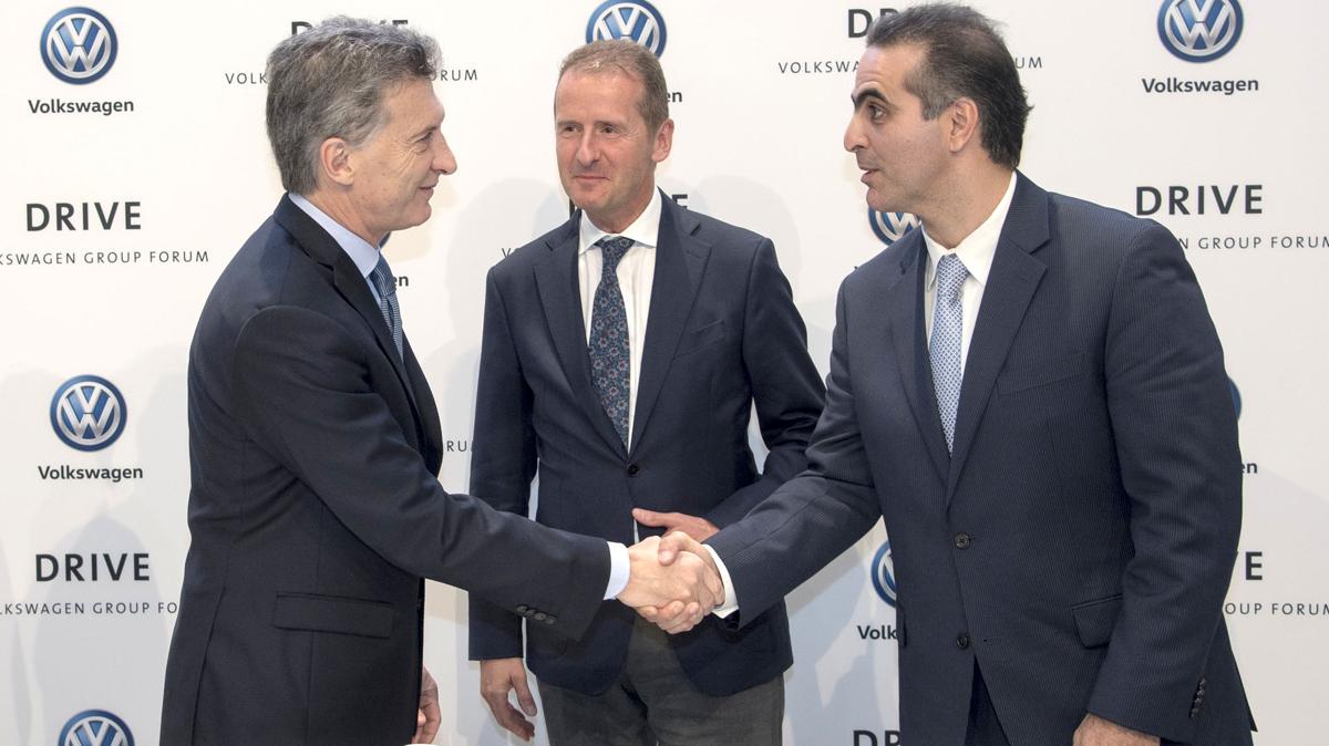 El presidente Mauricio Macri junto a ejecutivos de la compañía (Gentileza Volkswagen)