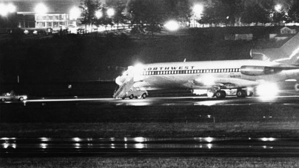 El avión Northwest Airlines fue secuestrado por un hombre identificado como D.B. Cooper. Aquí en su escala en Seattle. Horas después, el secuestrador saltaría en paracaídas y nunca más sería visto (AP)