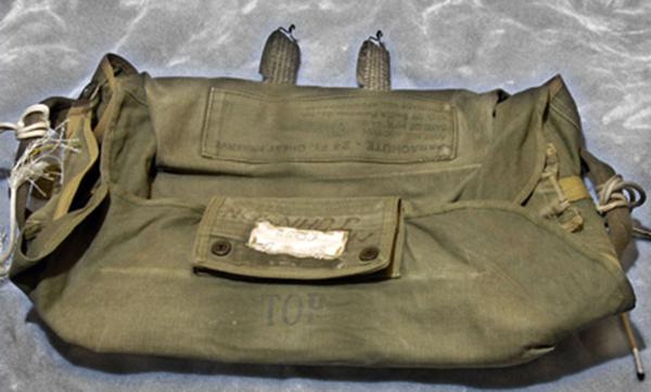 La mochila donde iba uno de los paracaídas que Cooper no utilizó. Usó la cuerda de uno de ellos para atarse el bolso con el dinero y así no perderlo (FBI)